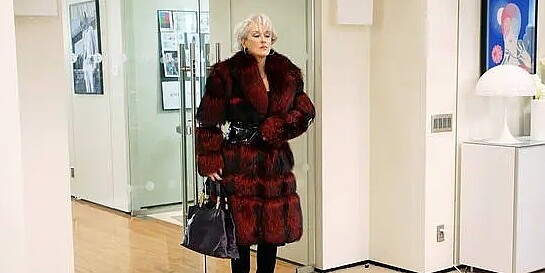 《穿著 Prada 的惡魔》辦公室場景裡有 Panthella 桌燈。（翻攝friDay影音）