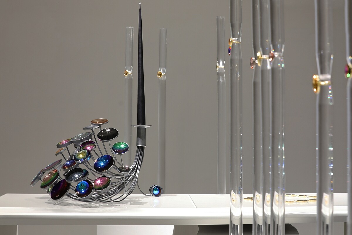 鎌田治朗，《Holon Candle Piece #2》，2021年，相機鏡頭、24K鍍金、玫瑰金鍍膜、PVD鍍膜、銀，40x40x45cm。