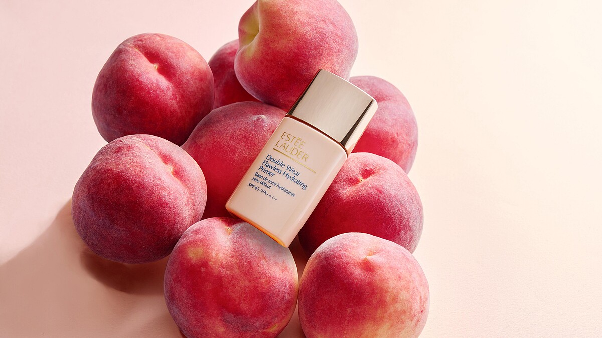  雅詩蘭黛重磅打造最強「NO.1粉持久底妝家族」 全新 #真愛蜜桃乳 「粉持久潤色妝前乳」 一舉獻上抵禦環境傷害Ｘ超時控油Ｘ無瑕抗汗 完美條件 讓你居家防疫也能24小時擁有蜜桃粉嫩肌