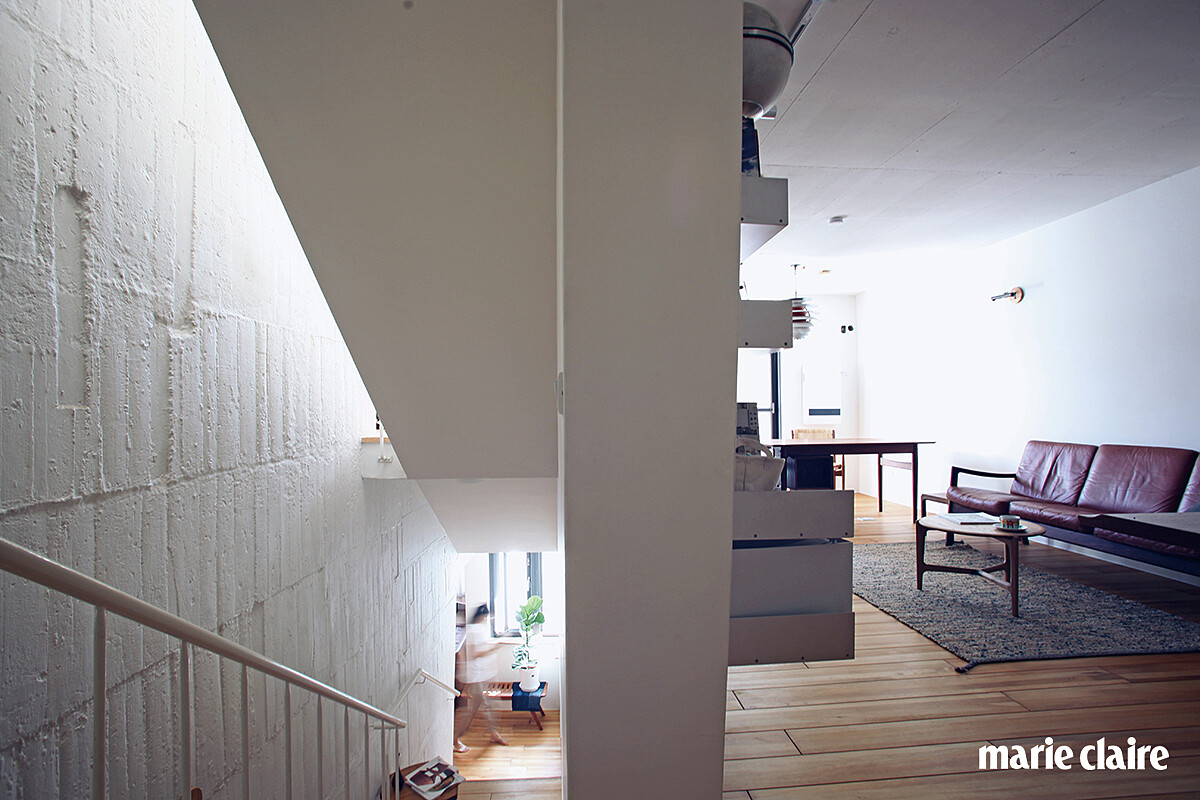 白色宅邸由未完成建築工作室趙力行建築師所設計，費時五年完工，外觀鮮明有個性。