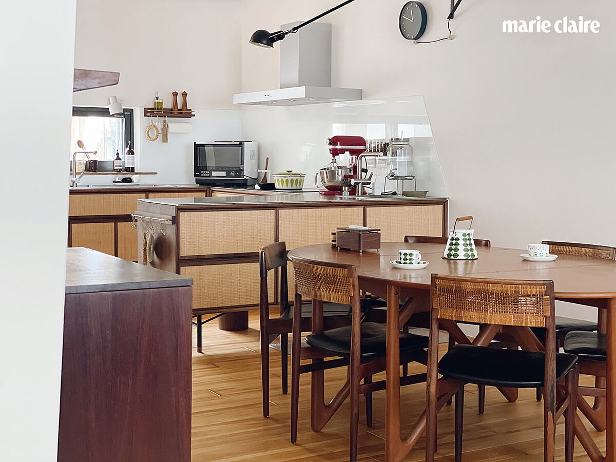 廚房櫥櫃面料是自己訂製的藤編材質。