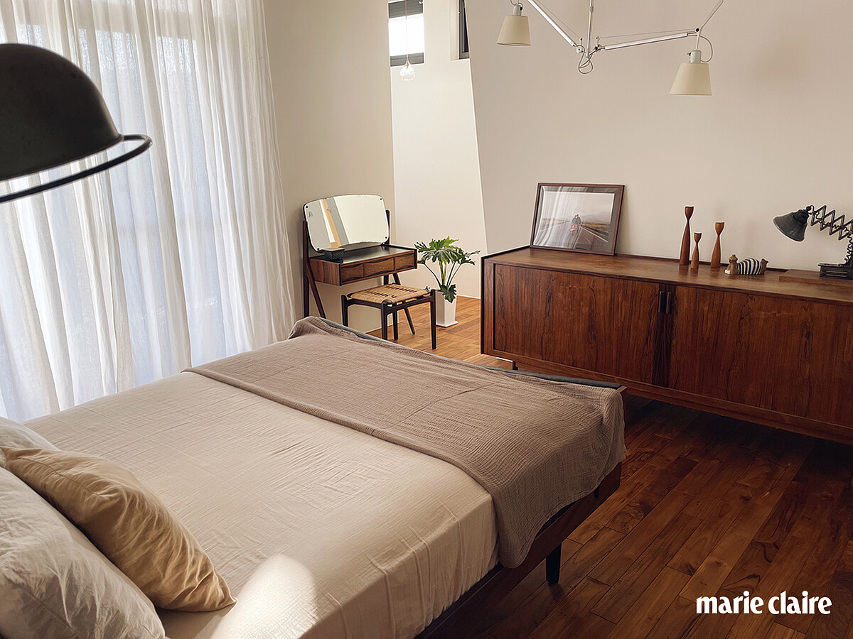 位於三樓的主臥室，每個臥室都使用大量的壁燈，營造溫暖的氛圍，再以軌道燈輔助補足光線。