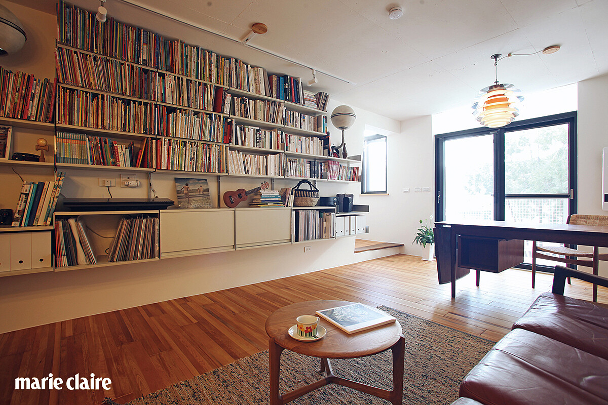 書櫃使用著名德國工業設計師 Dieter Rams 設計的知名 Vits&oelig; 606 萬用置物櫃系統。