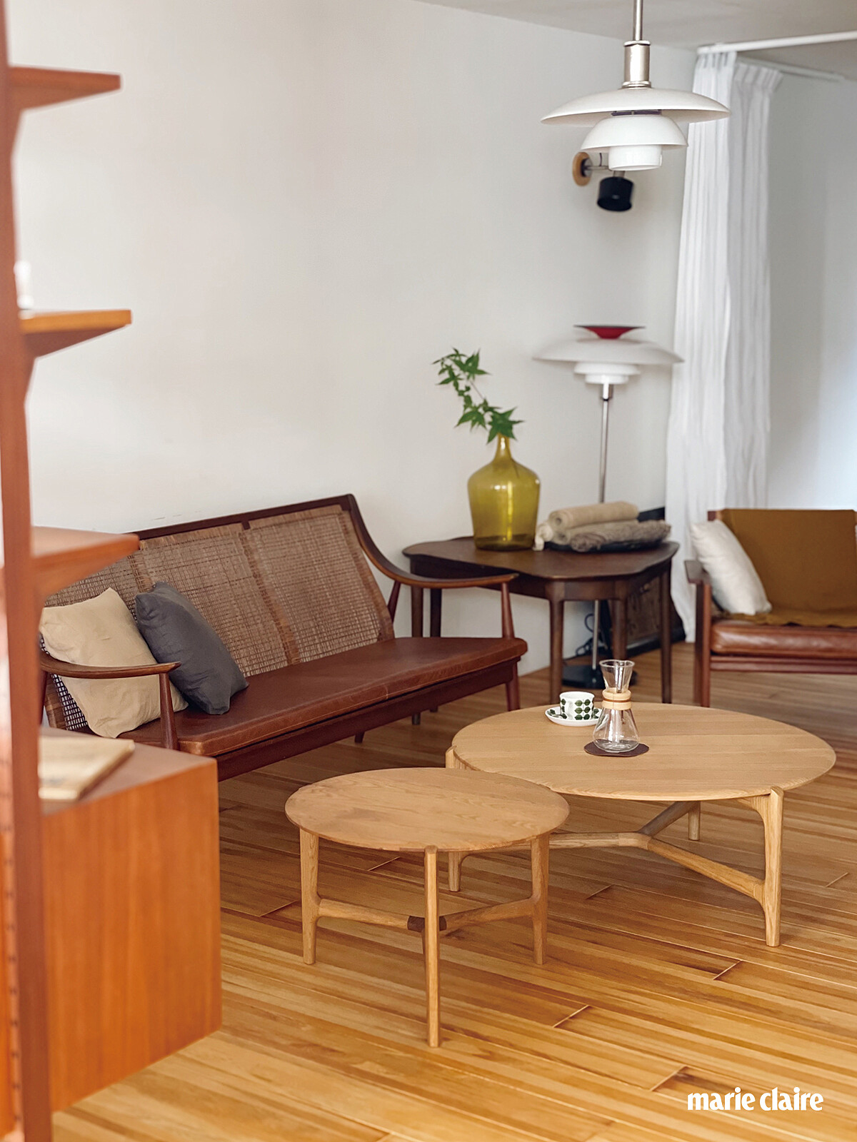 白宅隨處可見經典的北歐傢俱，小客廳裡有 Louis Poulsen 的吊燈與立燈，更有 Stig Lindberg 所設計的 Bers&aring; Bersa 咖啡杯組，茶几則是搭配台灣品牌布森傢俱 TU Furniture 的面面圓几。