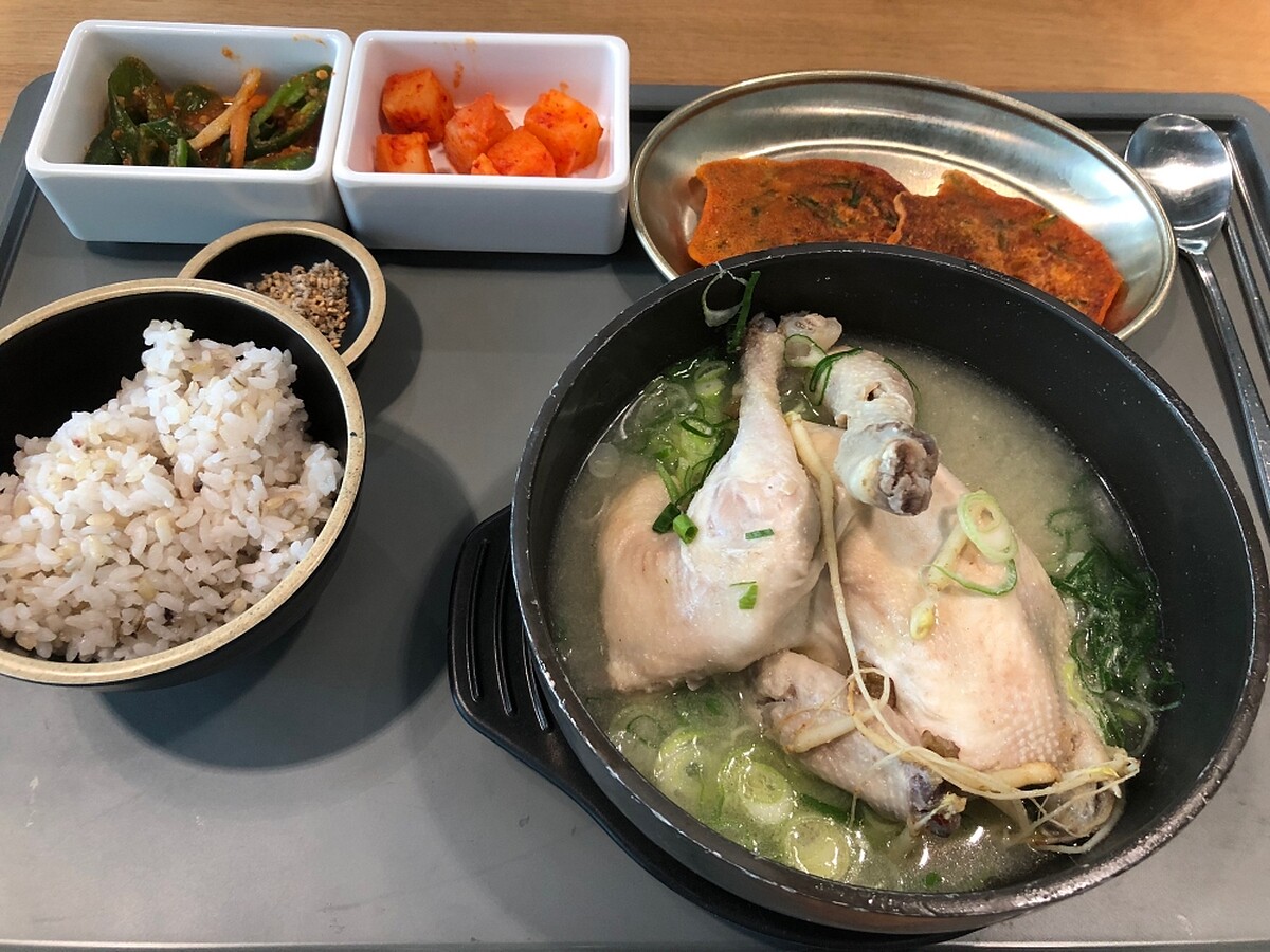 之前三伏天時，我公司的員工餐廳就準備了蔘雞湯。