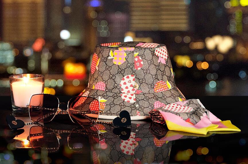 Gucci Les Pommes夕情人節特別系列：漁夫帽NT16900、絲巾NT7000。