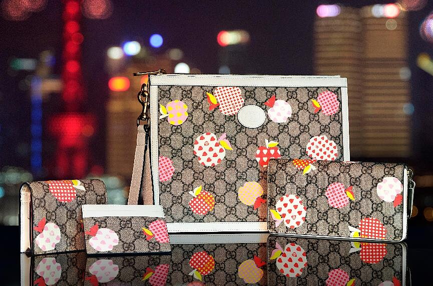 Gucci Les Pommes七夕情人節特別系列：短夾NT13,600、卡夾NT9,500、長夾NT23,900。