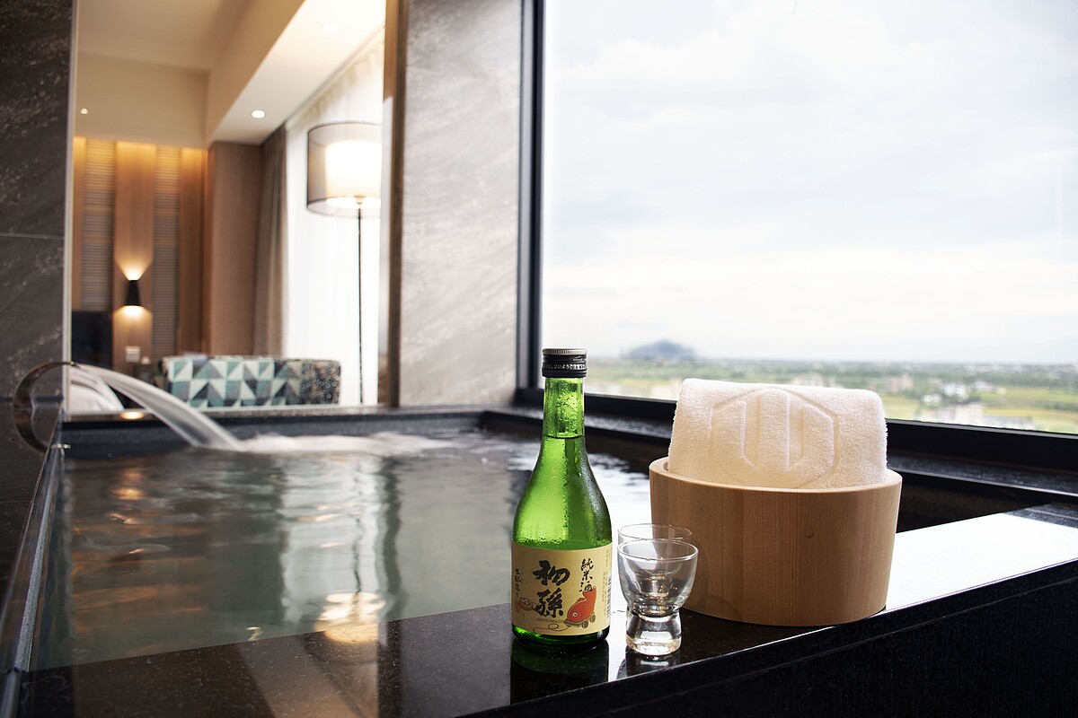 客房內皆有容納一噸水位的私人溫泉浴池。