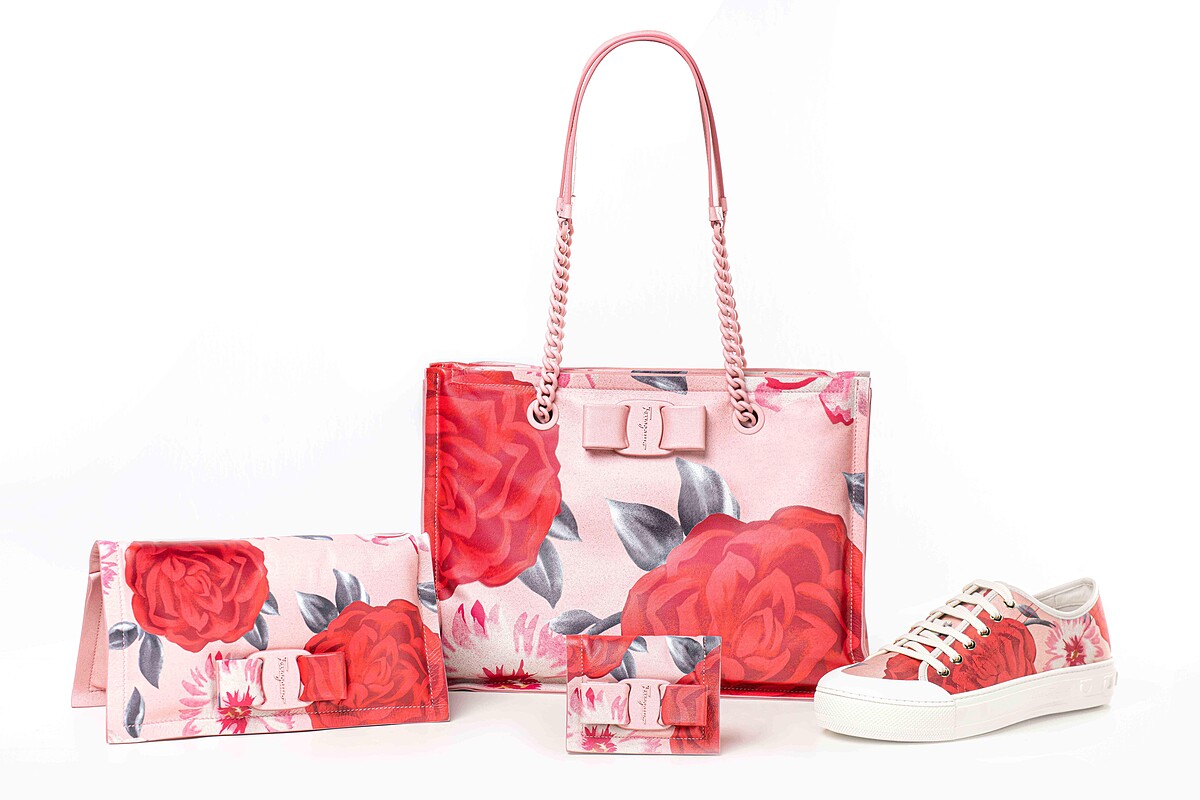 小牛皮卡夾，NT19,900、小牛皮迷你肩背包，NT39,900、小牛皮托特包，NT79,900、粉色印花休閒鞋，NT25,900