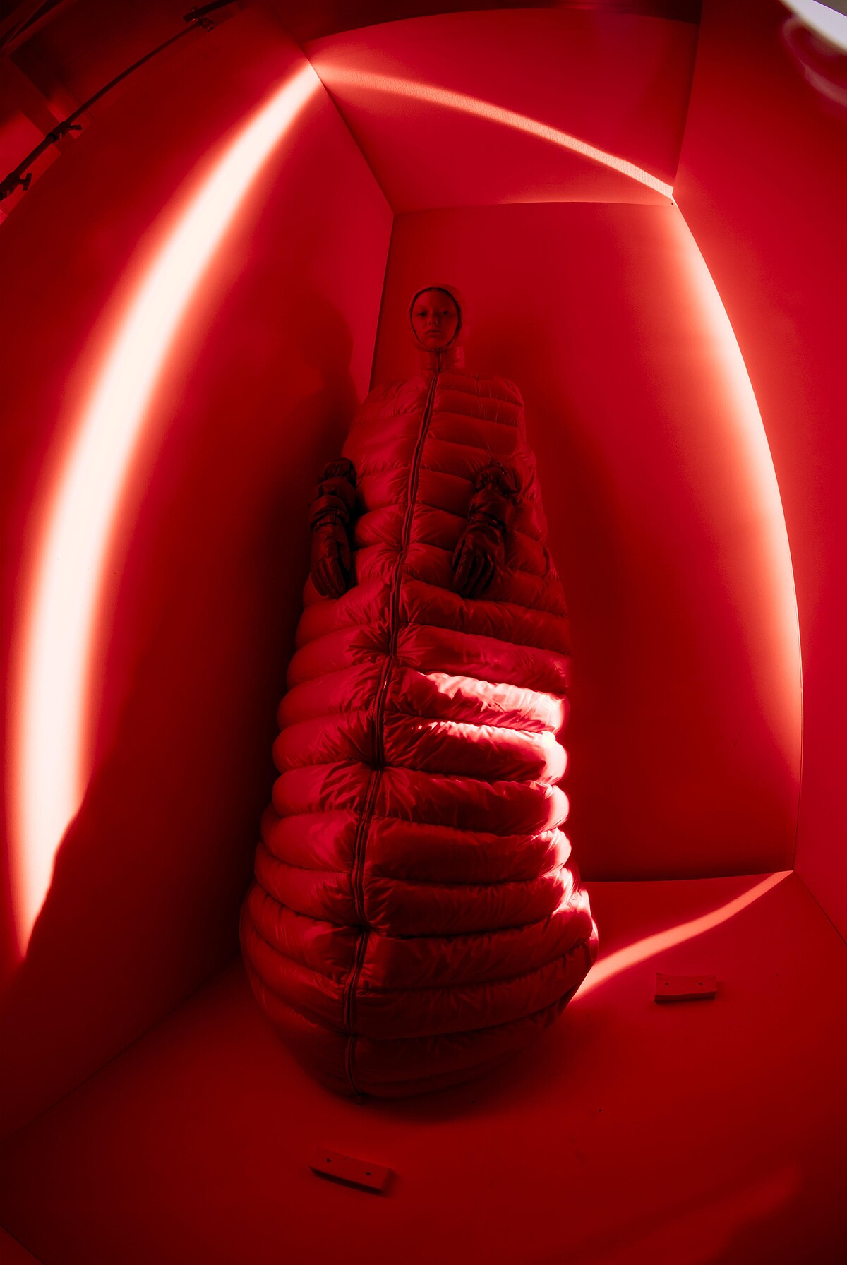 蒂姆．沃克「光芒」系列作品；莎拉．葛蕾絲．瓦德斯坦；時裝：Moncler 1 Pierpaolo Piccioli；倫敦2018。圖片來源：Tim Walker Studio