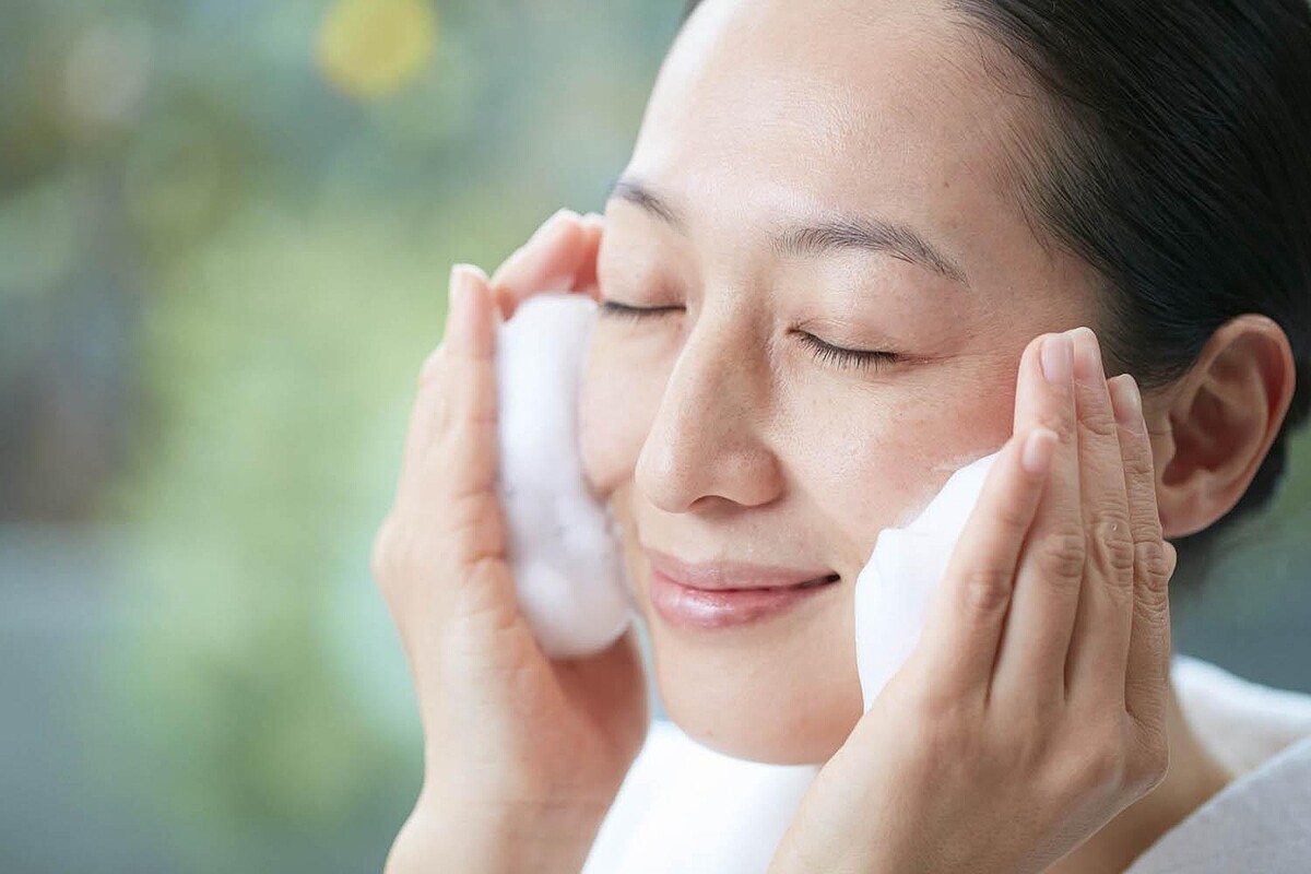 朵茉麗蔻「潔顏霜」新添加4種頂級微粒粉末，紮實濃密的胺基酸泡泡，洗淨後依然保濕不緊繃，還原肌膚柔嫩透亮。