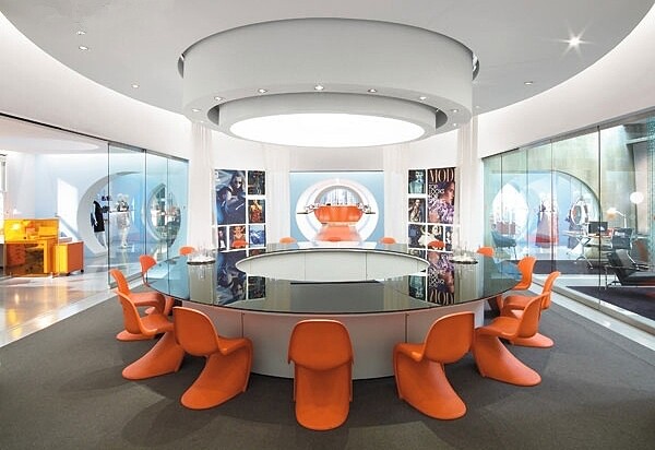 《醜女貝蒂》裡頭時髦未來感的會議室裡頭使用的就是 Panton Chair。