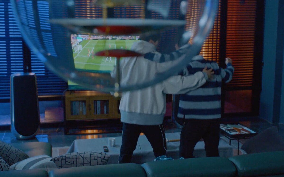 《女神降臨》中男主角車銀優房間內有兩盞 Globe 吊燈。