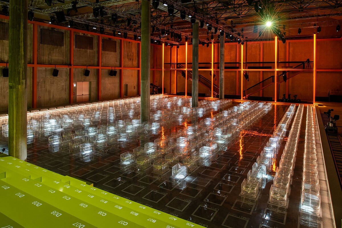 PRADA 2019 春夏男裝、女裝秀場空間有他設計的充氣椅。