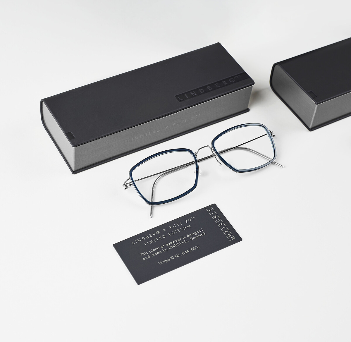 透明色前框金屬銀框平光眼鏡，NT23,000。