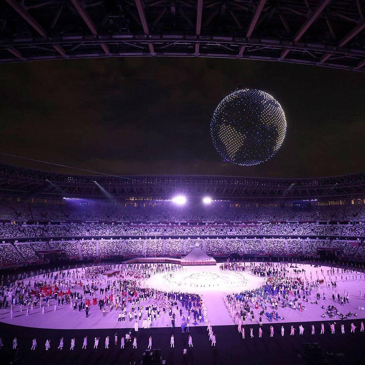 23日開幕式，在現場無觀眾的狀況下開始了，設計師隈研吾以大地色系妝點觀眾席，讓現場看起來熱鬧。