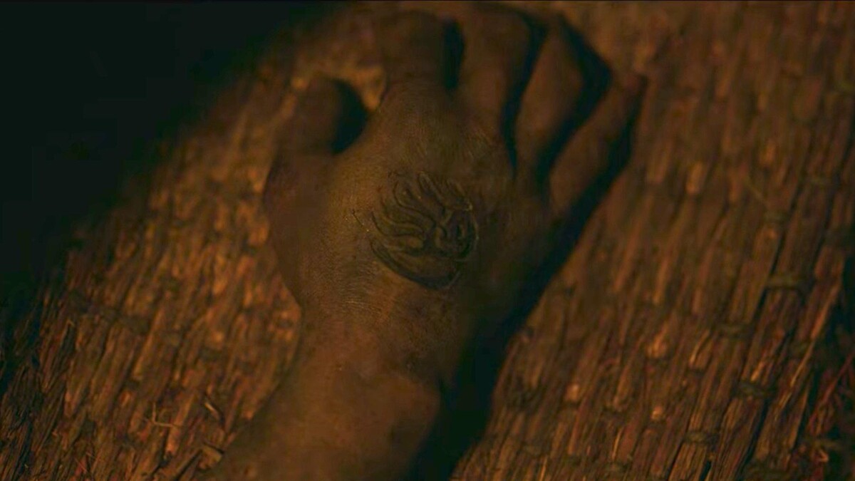 《屍戰朝鮮：雅信傳》婆豬衛手上紋身