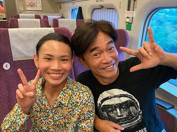 ▲戴資穎在高鐵上遇到憲哥,開心合影。(圖 / 翻攝自戴資穎IG)