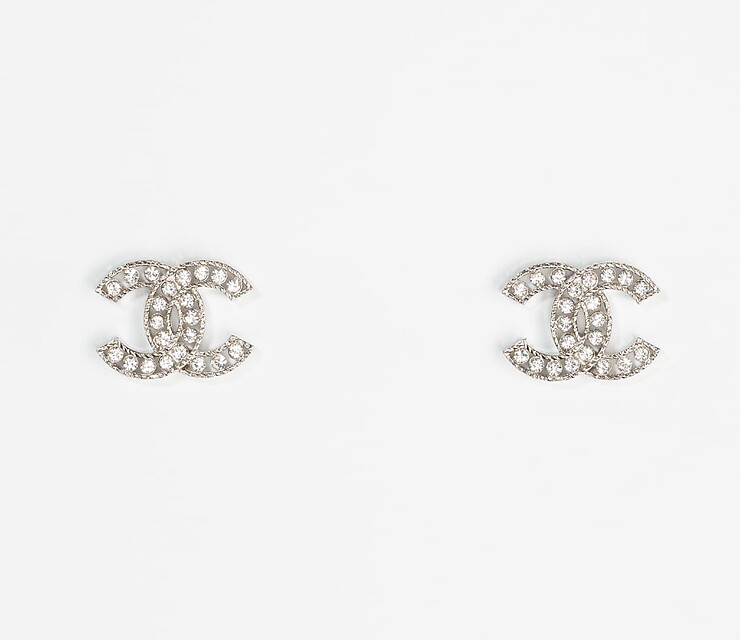 Chanel 雙Ｃlogo 銀與水晶耳環，售價NT13,100