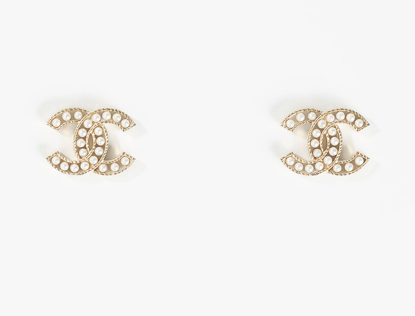 Chanel 雙Ｃlogo 金屬與珍珠白色琉璃珠耳環，售價NT13,100