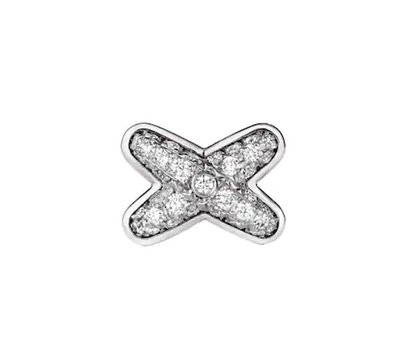 Jeux de Liens 系列 18K白金耳環，鑲嵌明亮式切割鑽石，售價電洽。