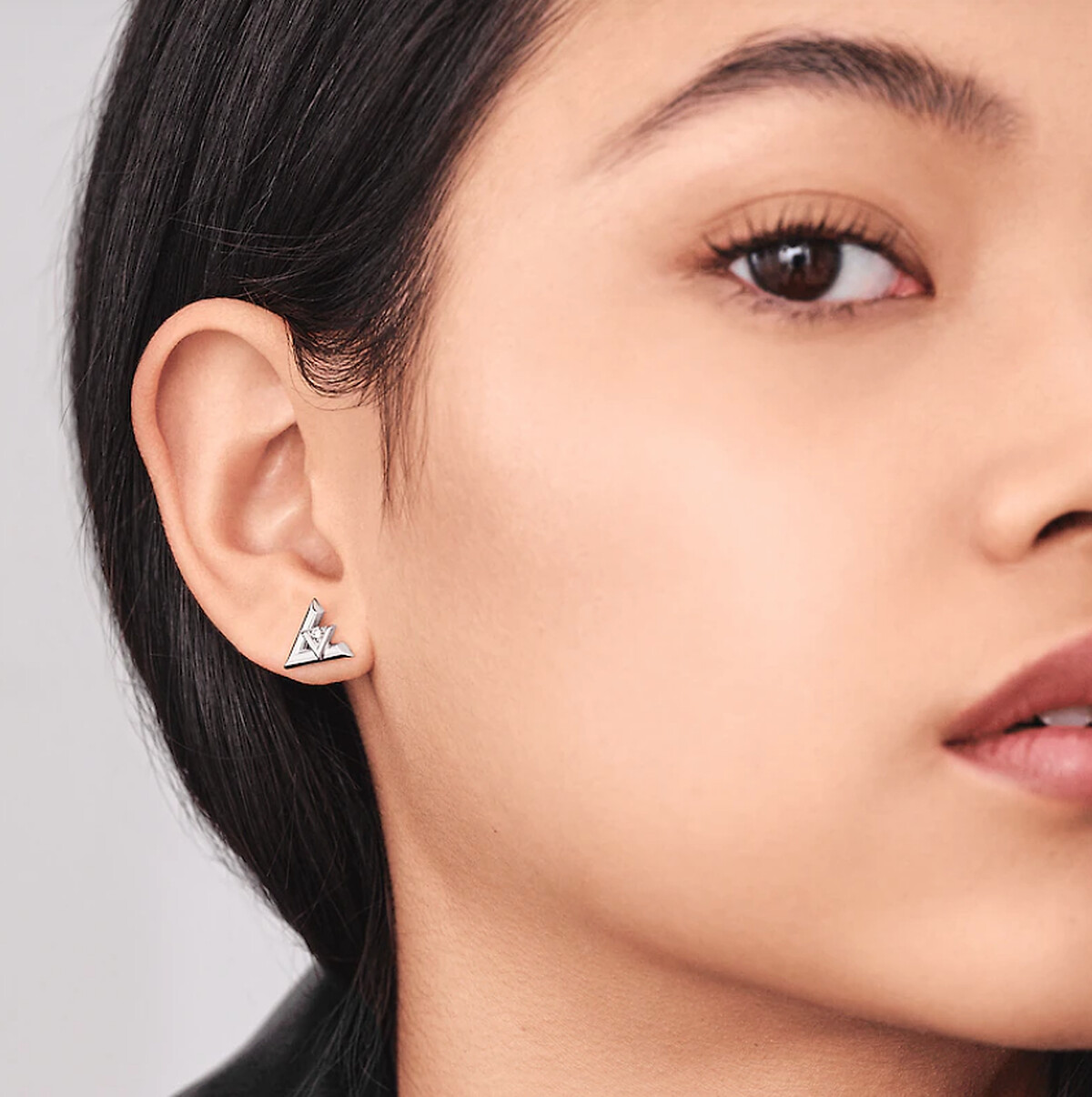 LV Volt 系列 18K金鑲鑽單只耳環，白金款單只售價NT56,500。