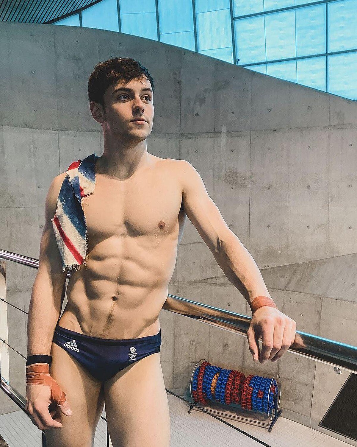 Tom Daley 有著陽光男孩的笑臉，配上完美腹肌的身體曲線。