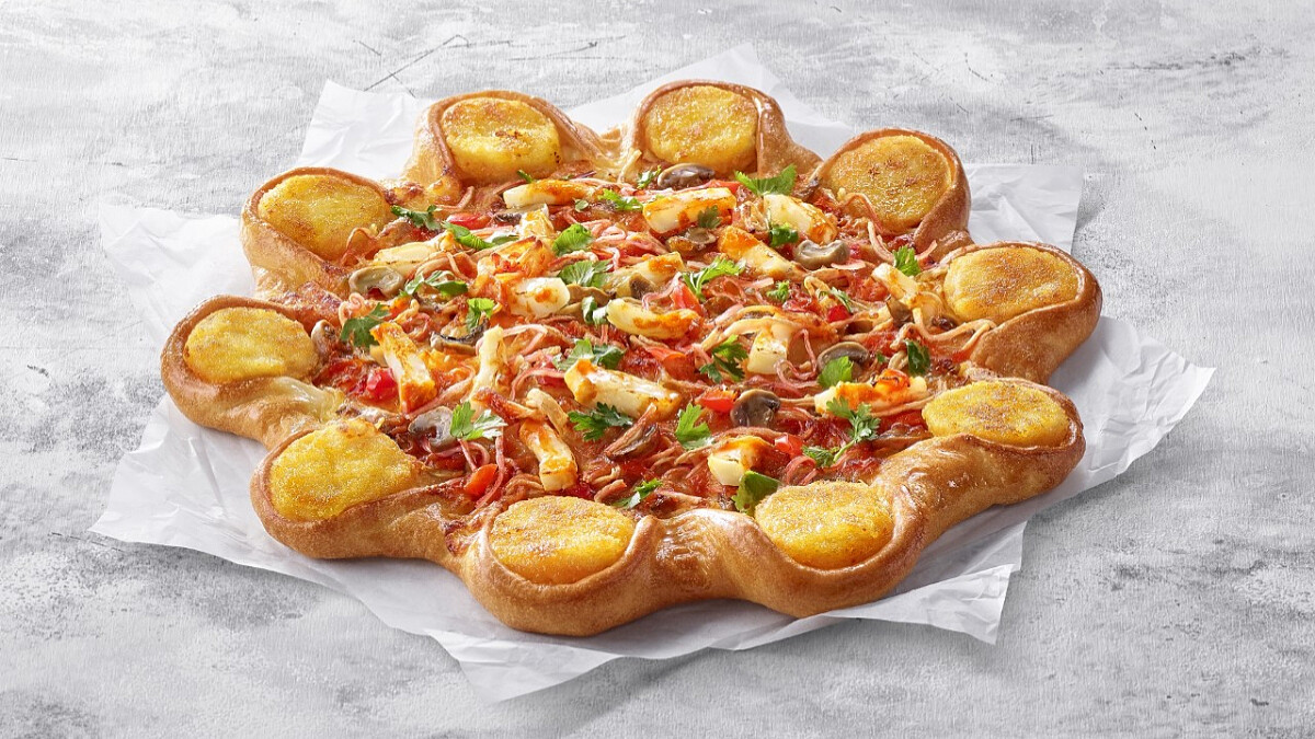 必勝客再出招！全新泰式「冬蔭功蝦餅比薩」登場，撒上滿滿香菜，還有肥美金錢蝦餅吃得到