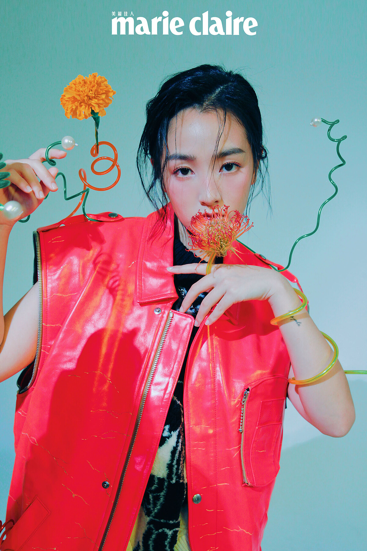 圖紋毛衣、紅色皮革背心，both by Louis Vuitton