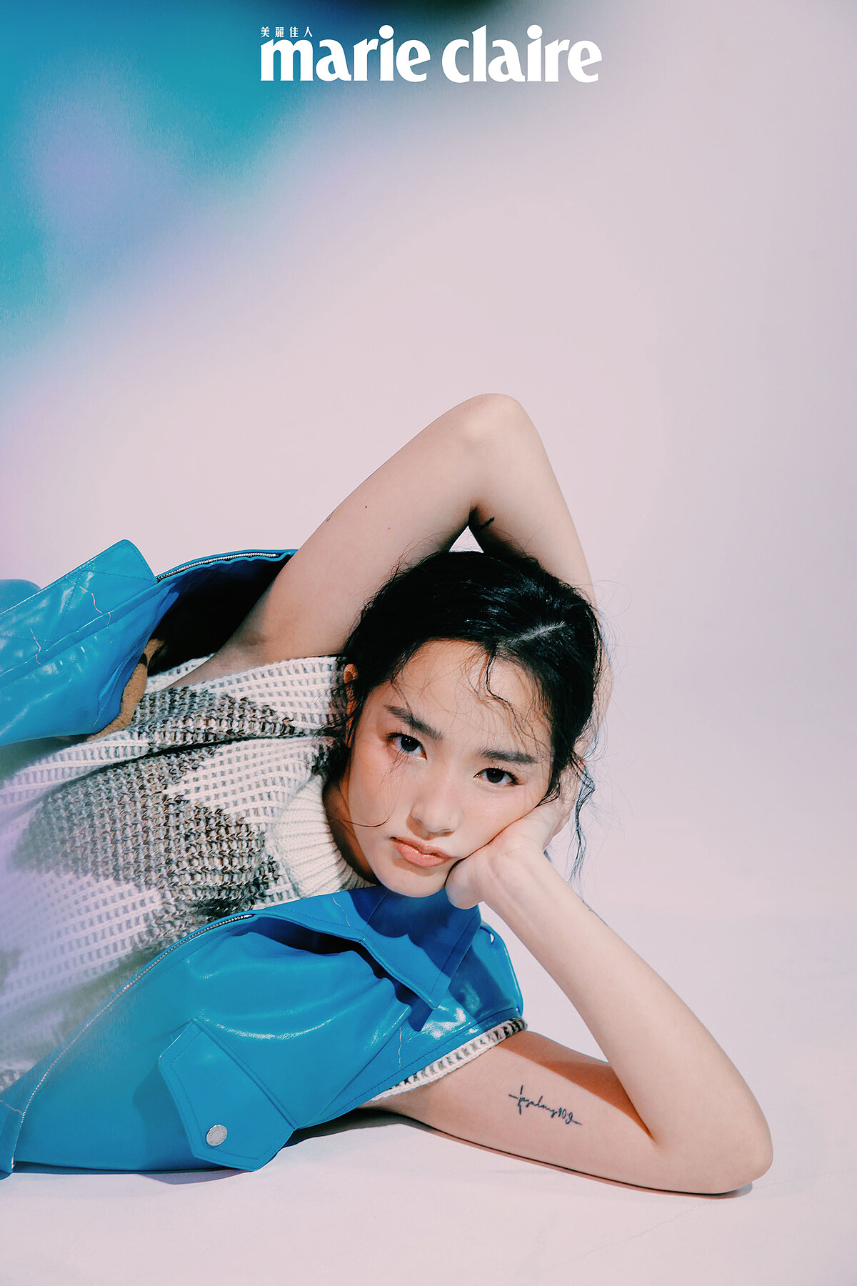 圖騰毛衣、藍色 Oversize 皮革背心，both by Louis Vuitton