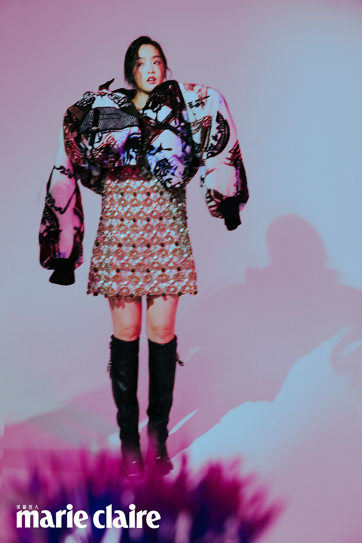 立體剪裁圖紋印花夾克、珠繡與亮片鑲嵌洋裝、長靴，all by Louis Vuitton