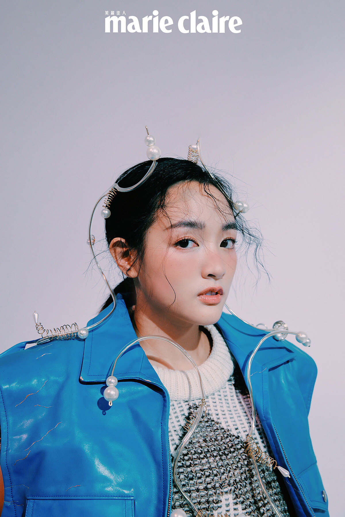 圖騰毛衣、藍色 Oversize 皮革背心，both by Louis Vuitton