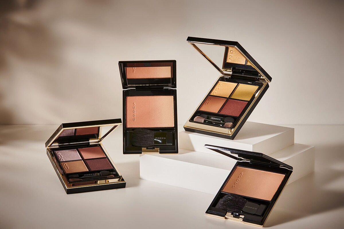 (左起)晶采盈緻眼彩盤 107露桐 NT$2600、晶采淨妍頰彩 128朽葉 NT$2100、晶采盈緻眼彩盤 106冴樹 NT$2600、晶采淨妍頰彩 129 冬木立 NT$2100