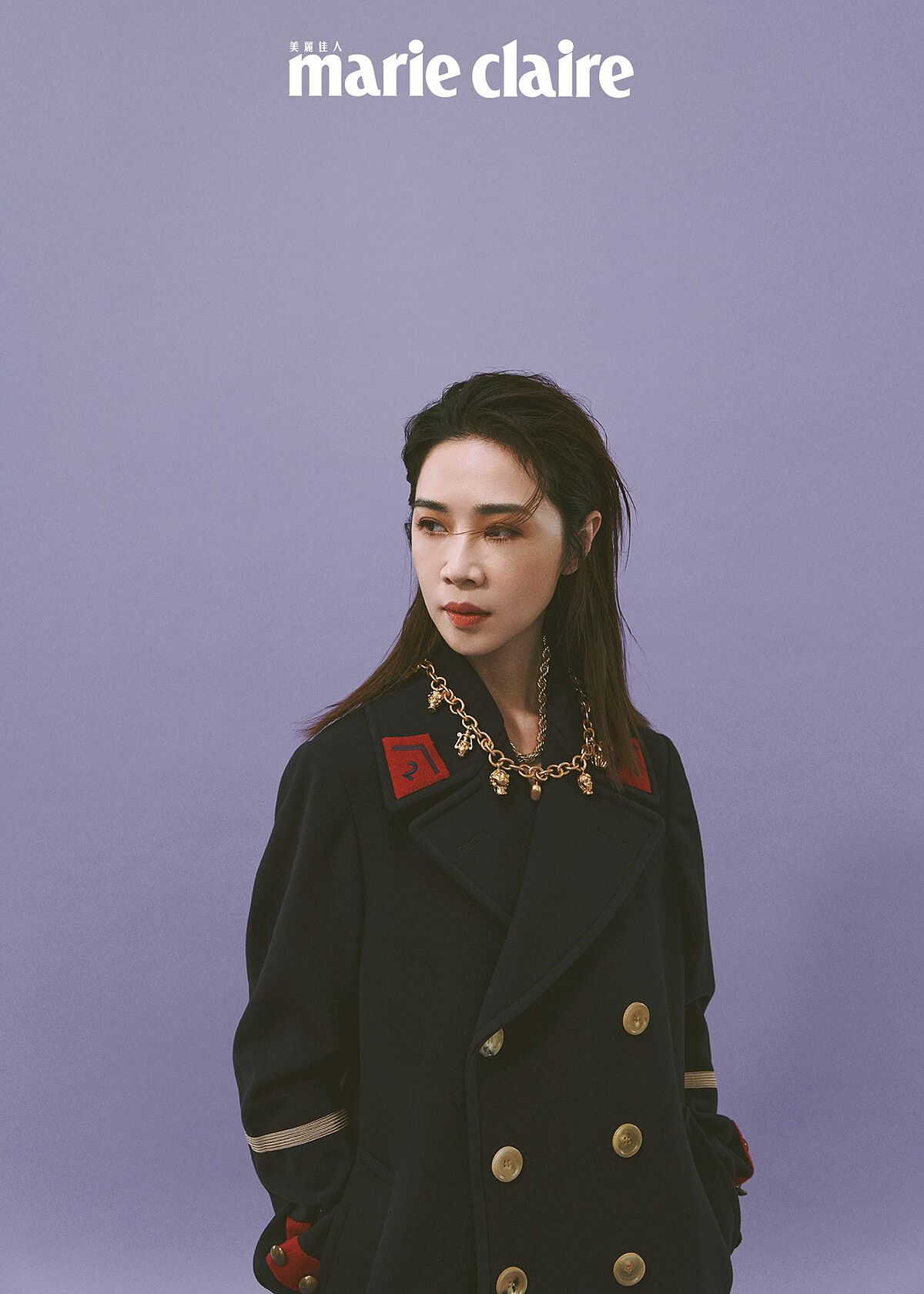 深藍翻領排扣大衣 by Gucci；金色項鍊，Stylist&rsquo;s Own。