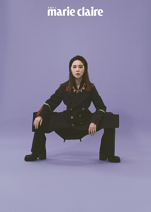 深藍翻領排扣大衣、馬海毛黑色長褲、金色戒指、黑色皮革厚底靴，all by Gucci；金色項鍊，Stylist&rsquo;s Own。