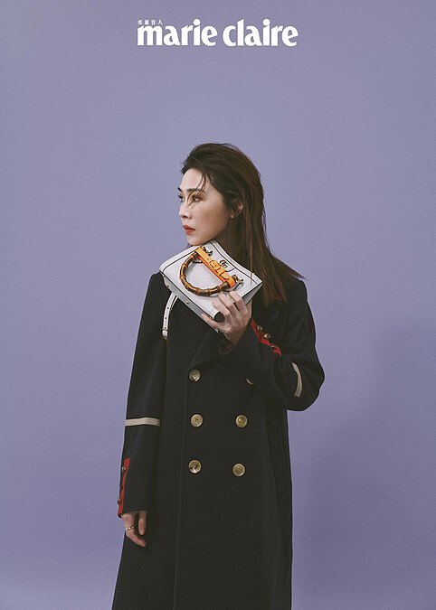 深藍翻領排扣大衣、金色戒指、Diana 皮革綁帶小型托特包，all by Gucci。