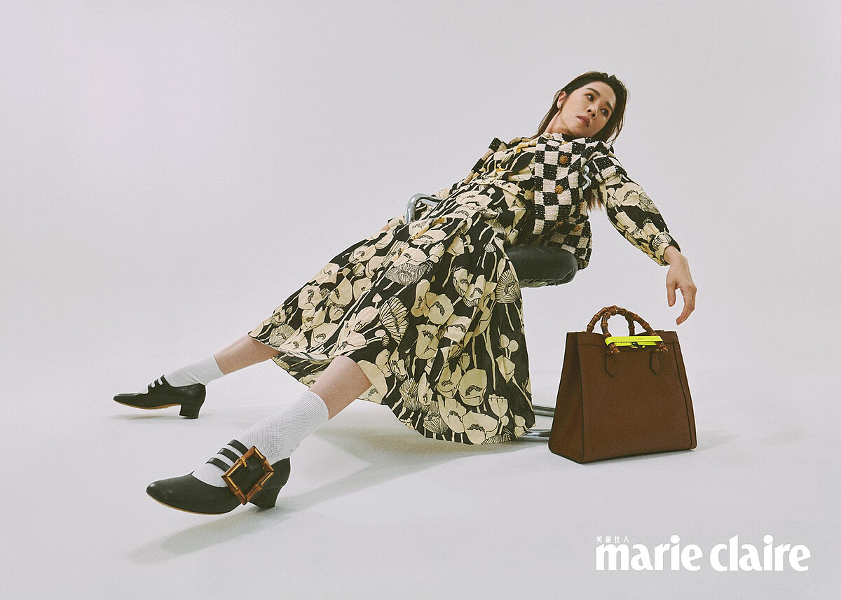 黑白方格短袖外套、罌粟印花長洋裝、白色棉質短襪、竹製扣環瑪莉珍低跟皮鞋、Diana 皮革綁帶中型托特包，all by Gucci；珍珠項鍊，Stylist&rsquo;s Own。