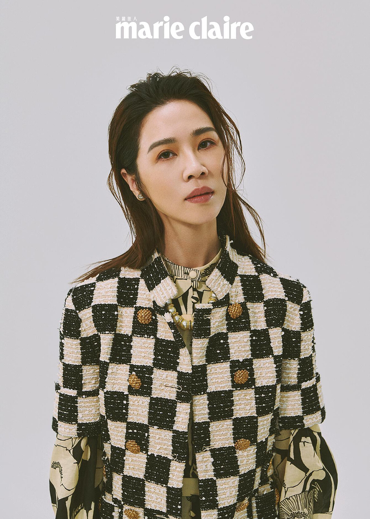 黑白方格短袖外套、罌粟印花長洋裝、GG甜筒單邊耳環，all by Gucci；珍珠項鍊，Stylist&rsquo;s Own。