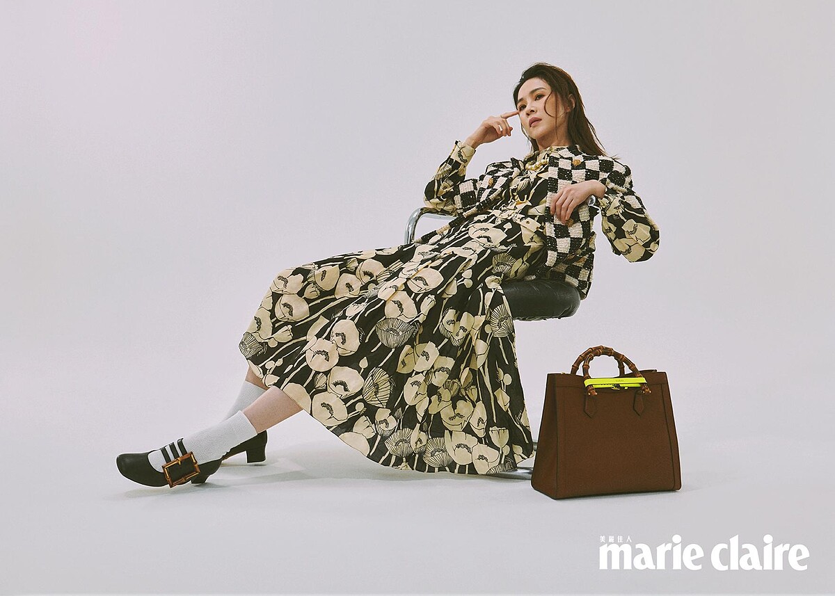 黑白方格短袖外套、罌粟印花長洋裝、白色棉質短襪、竹製扣環瑪莉珍低跟皮鞋、Diana 皮革綁帶中型托特包，all by Gucci；珍珠項鍊，Stylist&rsquo;s Own。