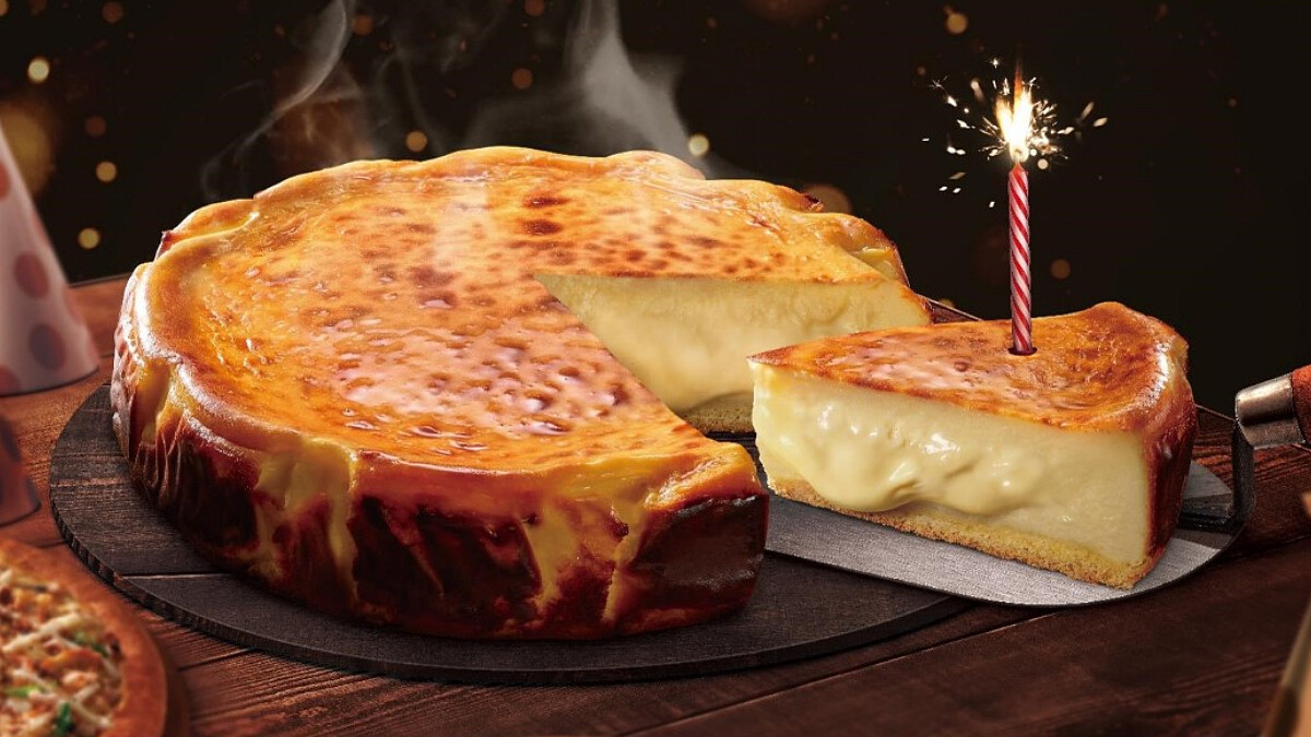 必勝客推出限量「巴斯克熔岩起司蛋糕」！熱騰騰爆漿內餡，表面淡淡焦香完全超邪惡美食