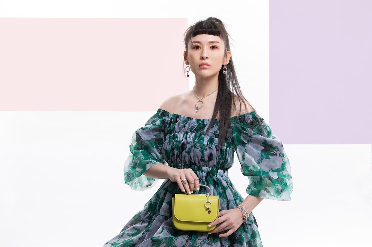 耳環、項鏈、手鏈、戒指、包包釦環、串飾，Pandora。