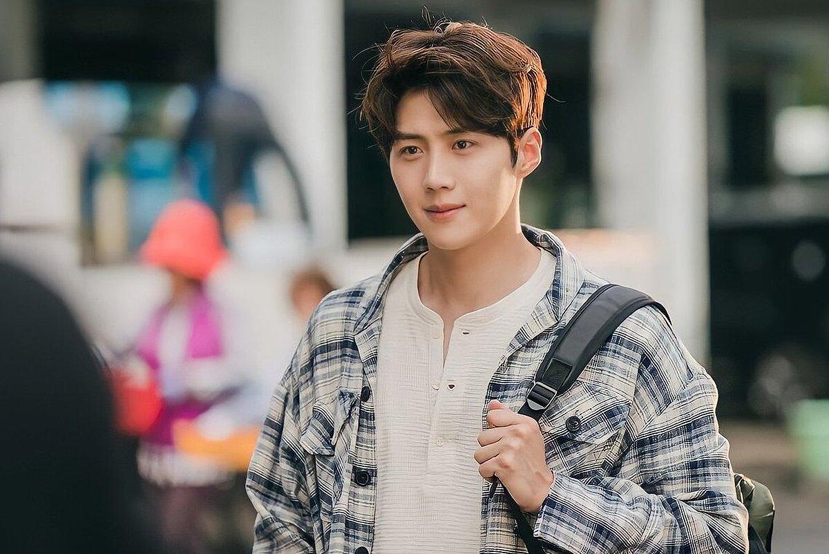  金宣虎 《海岸村恰恰恰》熱血「洪班長」潛水服背景太誘人！