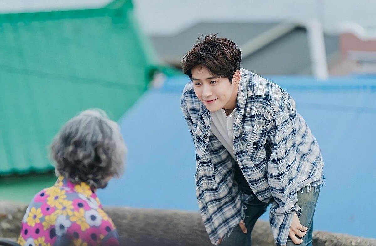  金宣虎 《海岸村恰恰恰》熱血「洪班長」潛水服背景太誘人！