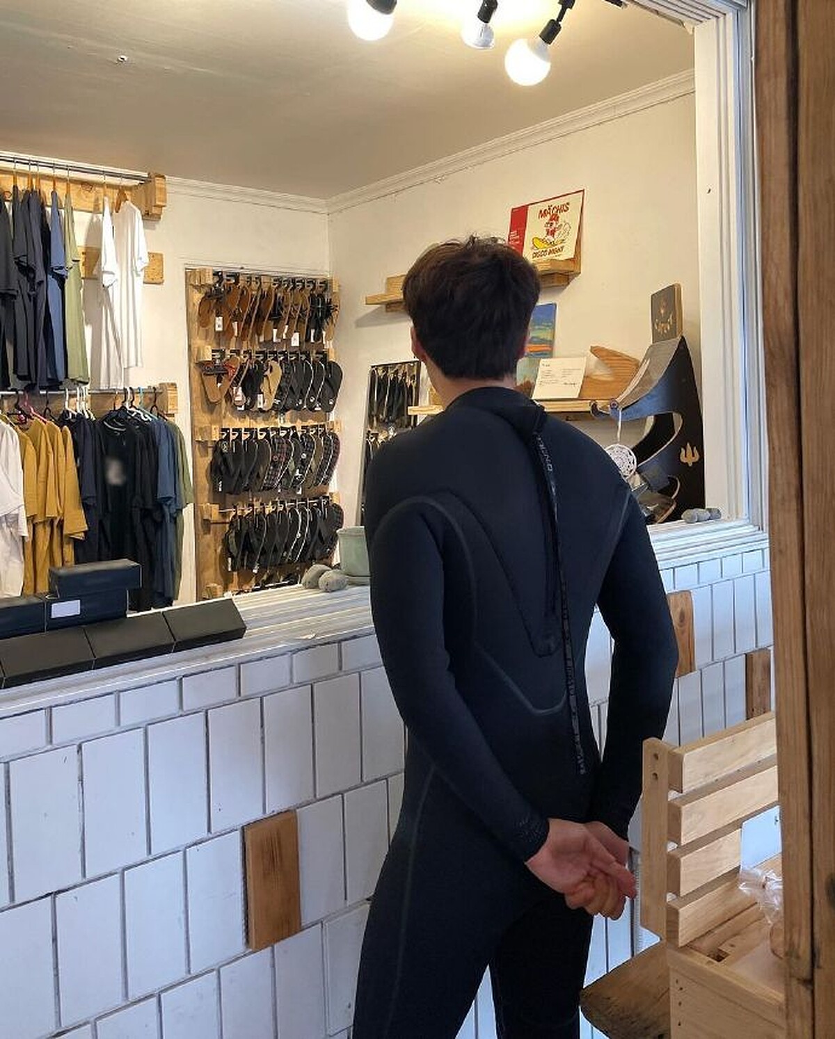  金宣虎 《海岸村恰恰恰》熱血「洪班長」潛水服背景太誘人！