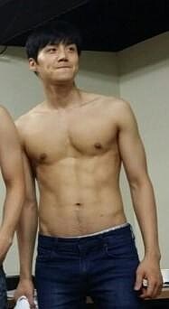  金宣虎 《海岸村恰恰恰》熱血「洪班長」潛水服背景太誘人！