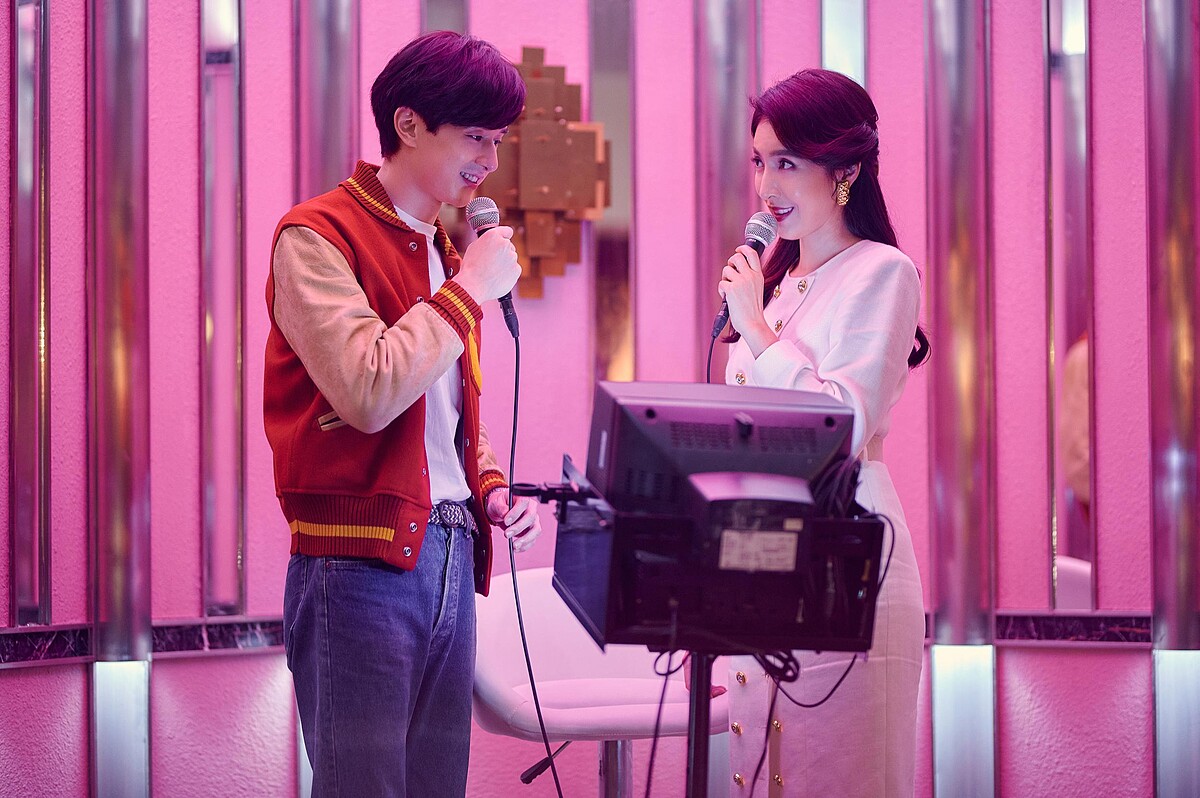 《華燈初上》楊謹華（右）與飾演癡情男大生的張軒睿有精彩對手戲