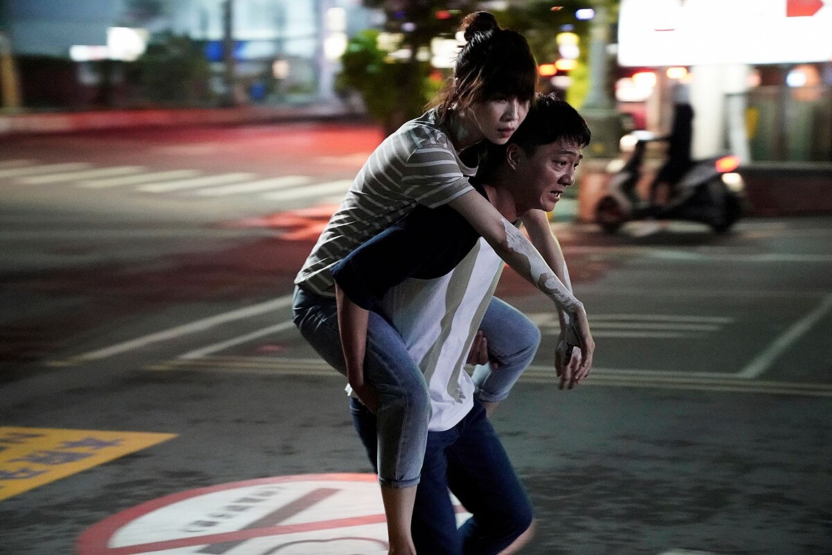 ▲謝盈萱和藍葦華按照嚴藝文指導演親密對手戲。（圖／華視、CATCHPLAY提供）