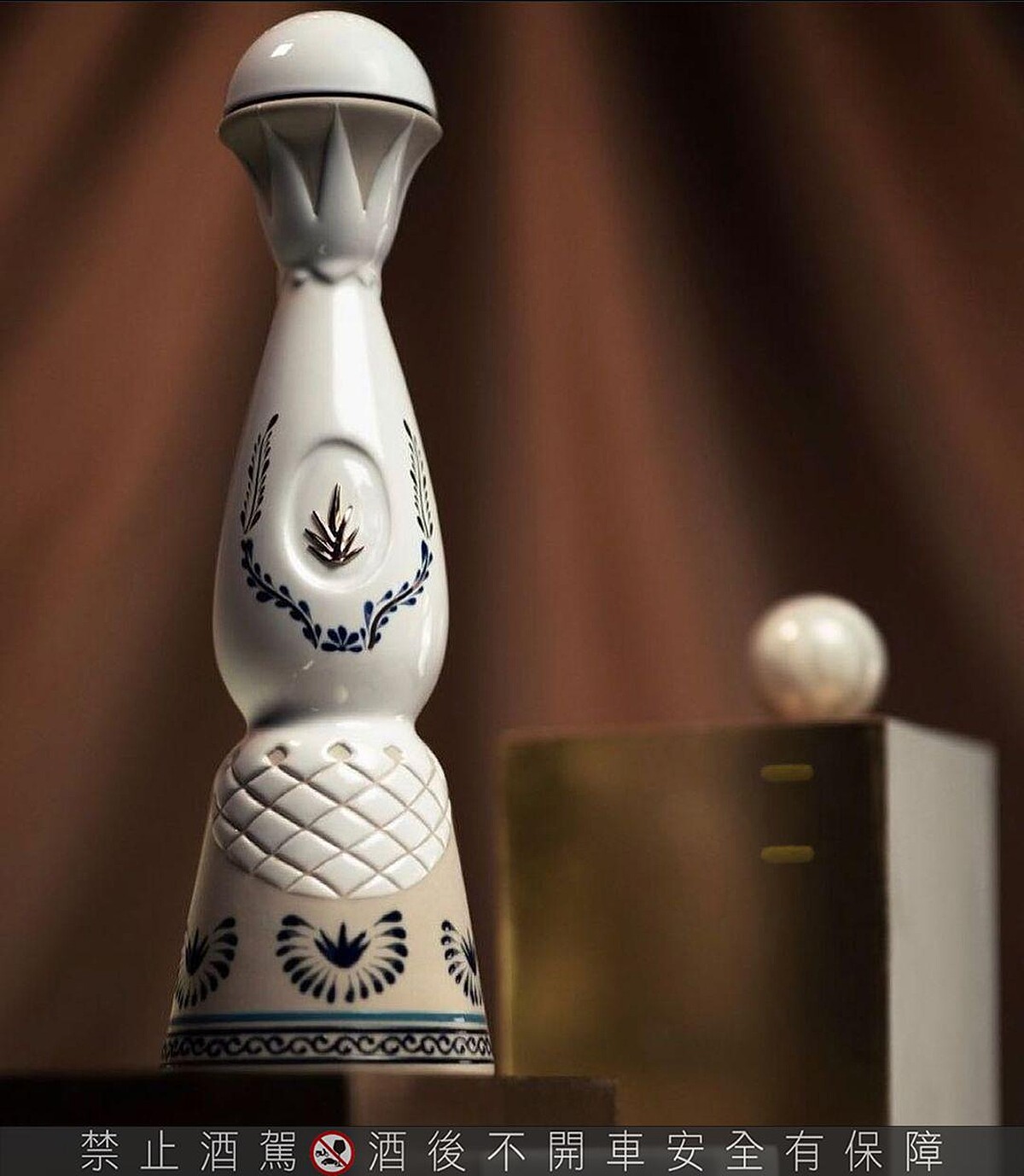 Clase Azul藝術品等級的陶瓷瓶身