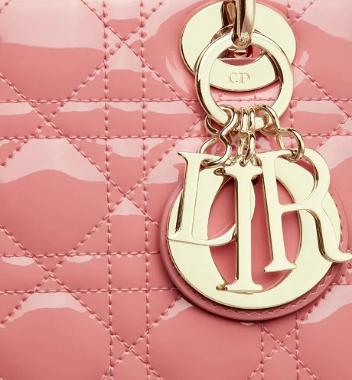 Dior 小型漆面Lady Dior，NT135,000