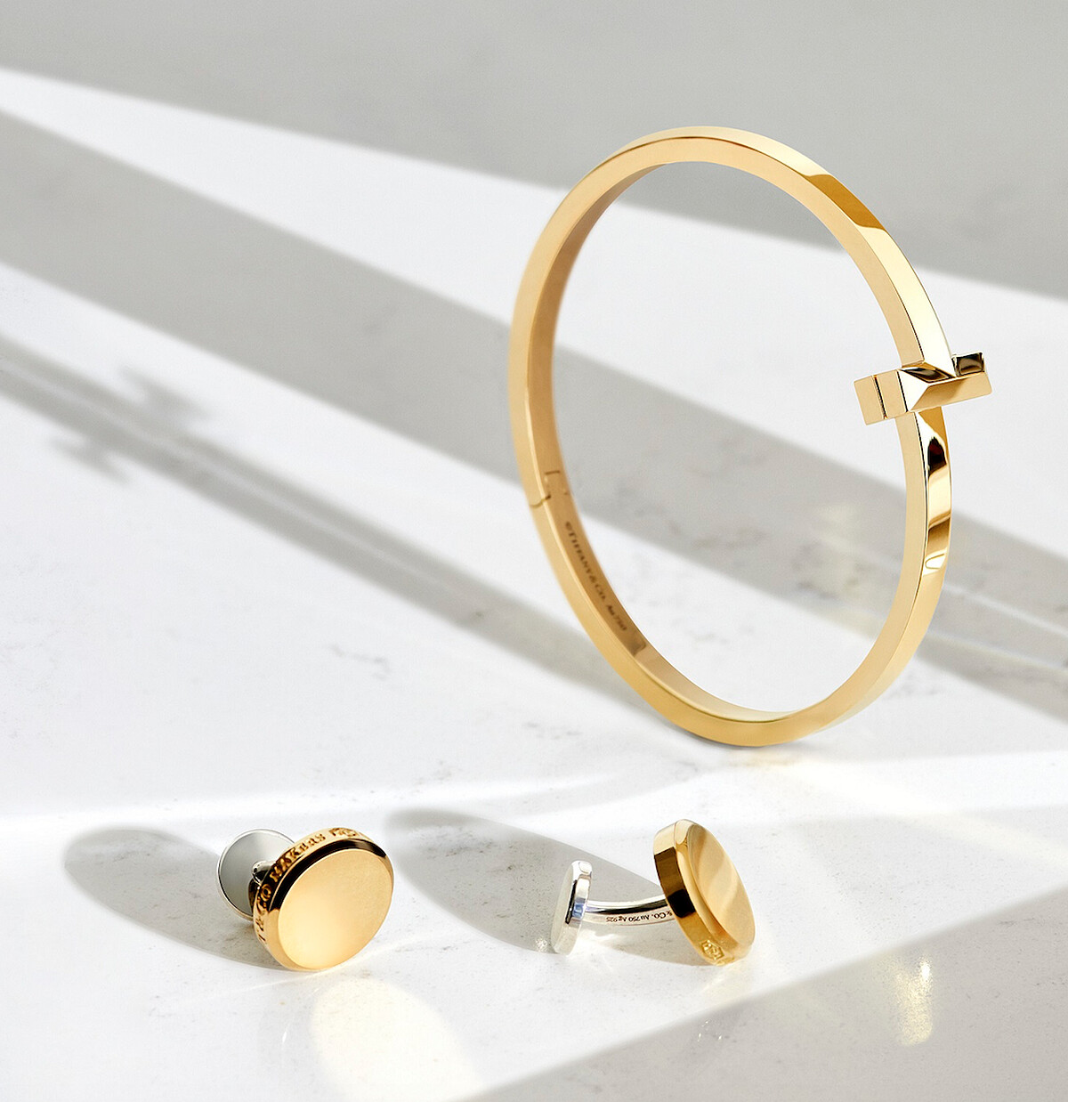 Tiffany 1837 Makers 18K金與純銀圓形袖扣 NT$141,000, Tiffany T1 18K金寬版手環 NT$205,000